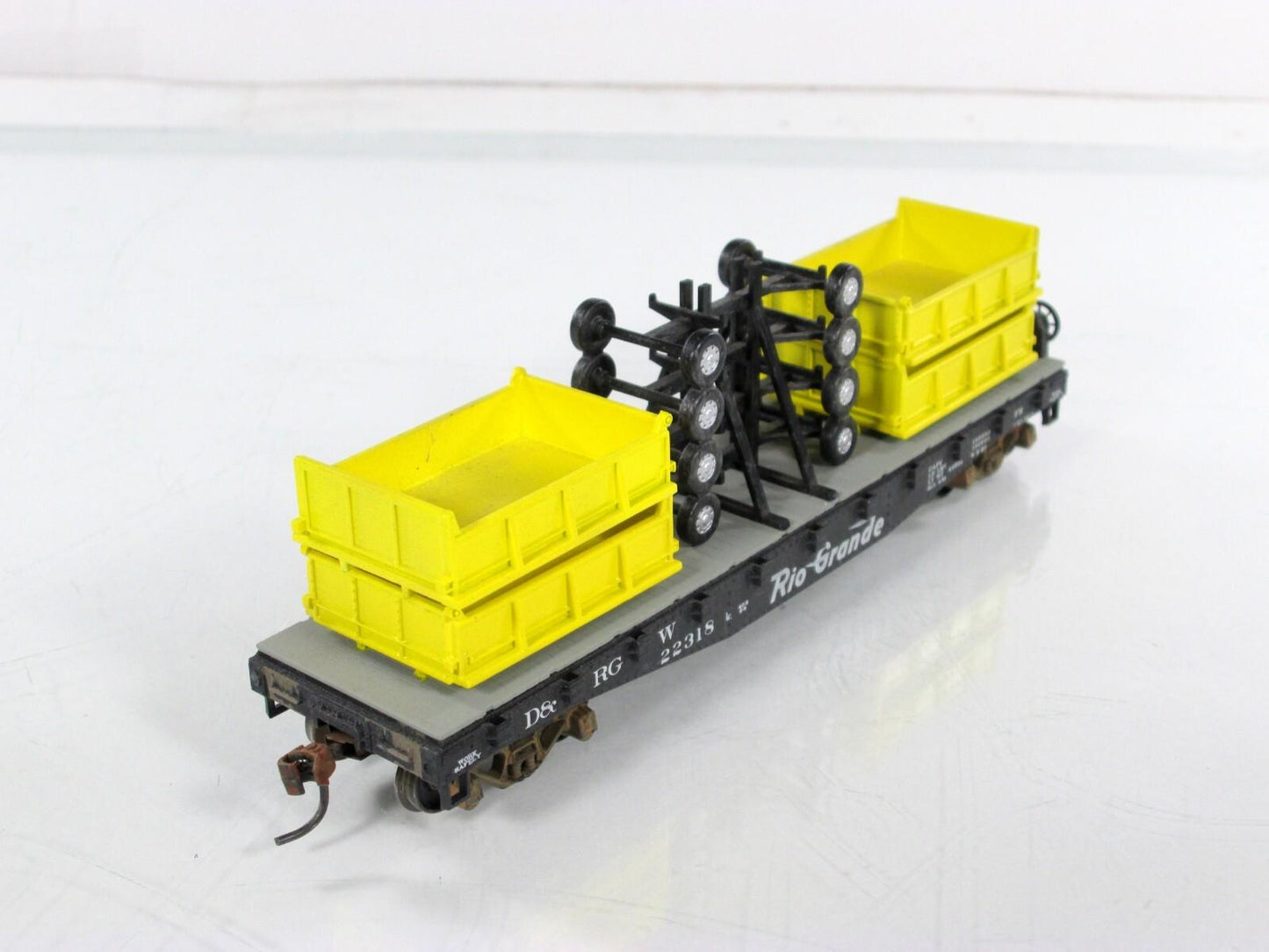 HO Scale ***RIO GRANDE*** 40' Flat Car #22318, w/ JOHN DEERE Trailers -- Athearn