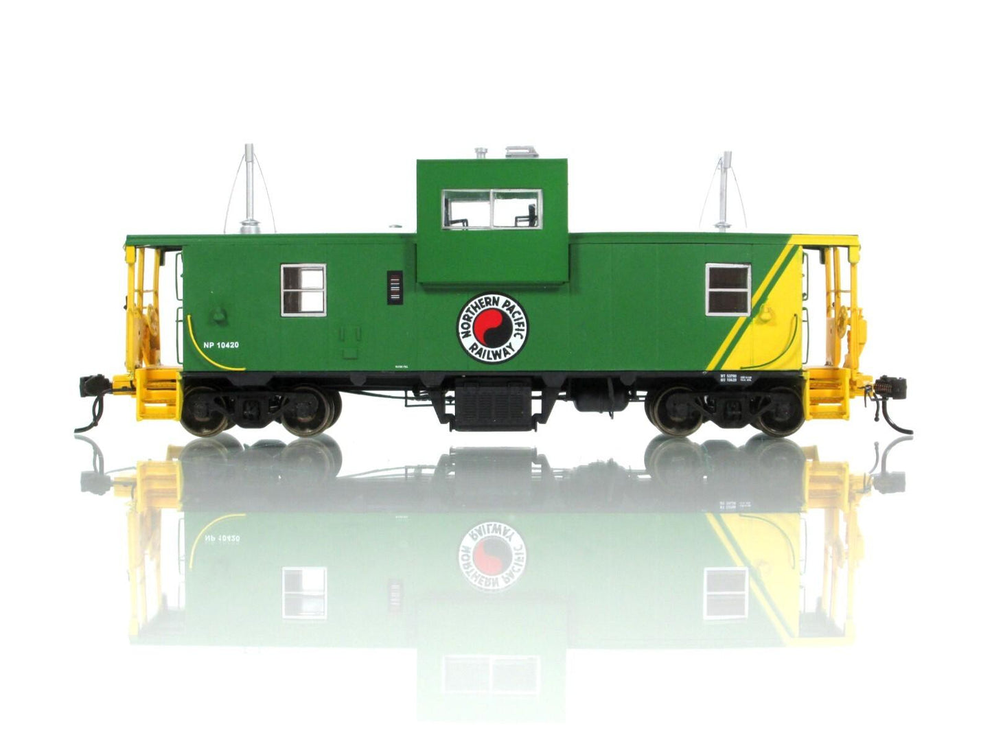 HO Scale **NORTHERN PACIFIC** Wide-Vision Caboose #10420 - Rapido 110052 *Lights