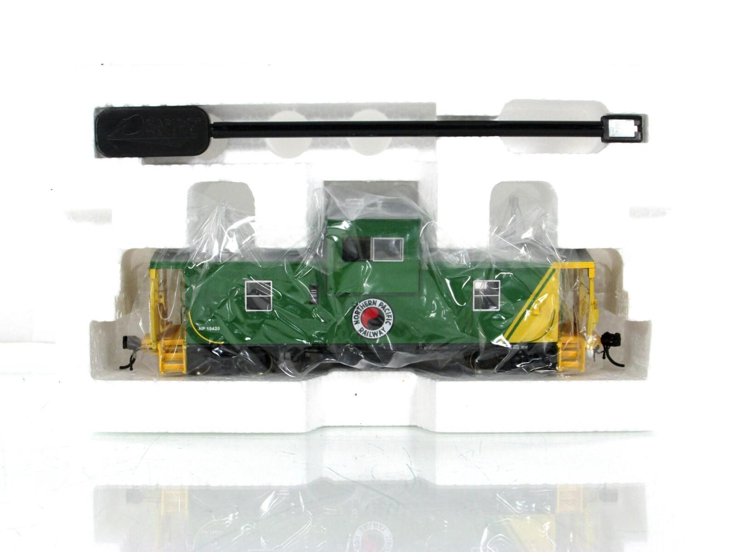 HO Scale **NORTHERN PACIFIC** Wide-Vision Caboose #10420 - Rapido 110052 *Lights