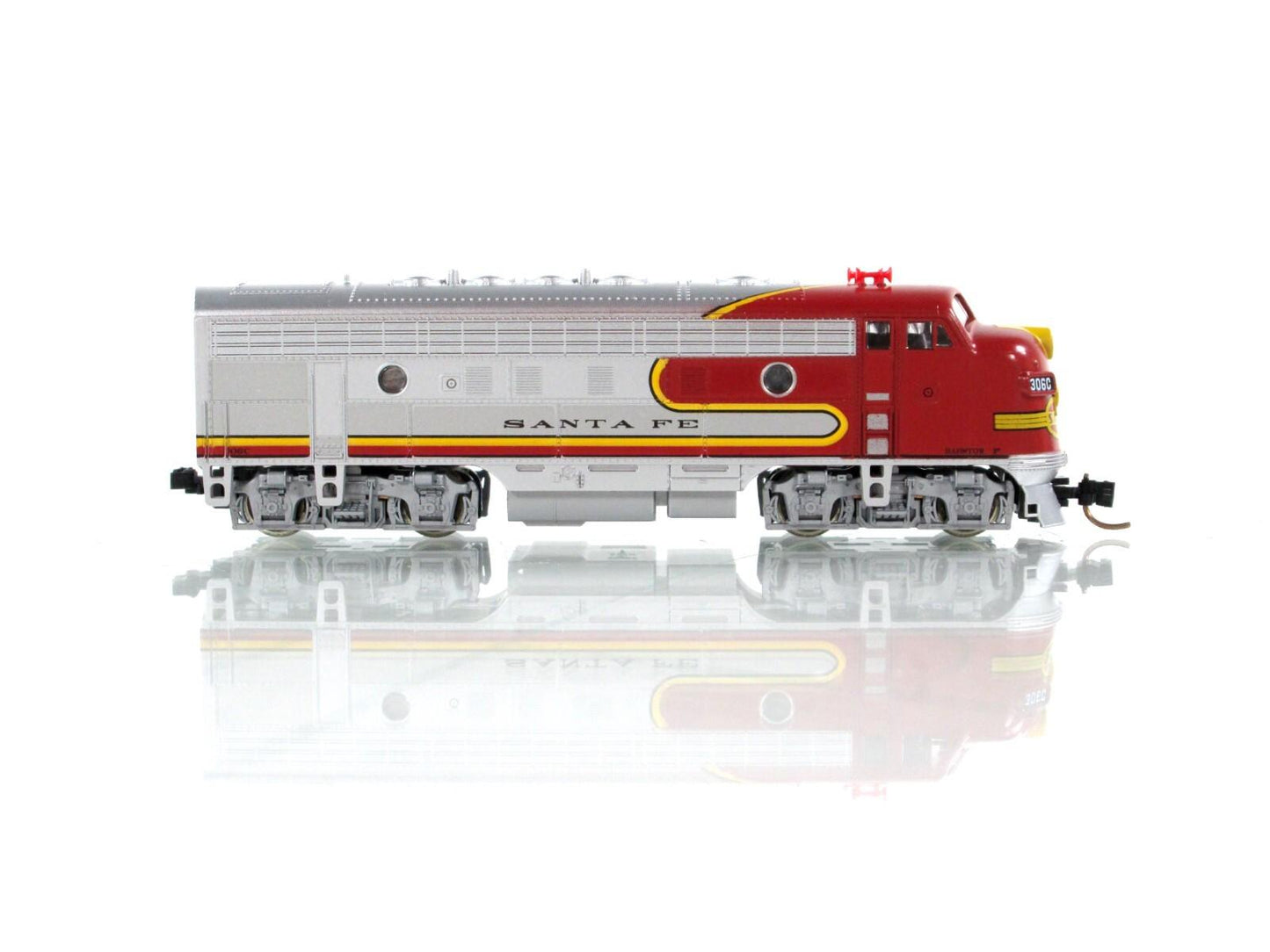 N Scale ***SANTA FE*** EMD F7A Warbonnet A Locomotive - Kato 176-0405, DCC Ready
