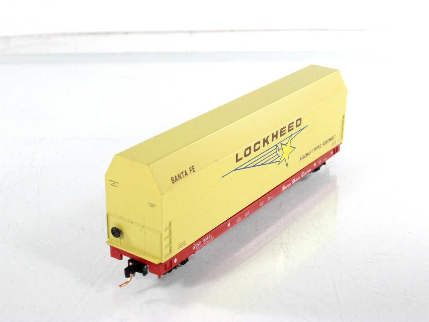 N Scale ***LOCKHEED SKYBOX*** Aircraft on Flat Car, ATSF 90431 - LBF,  MTL Cplrs