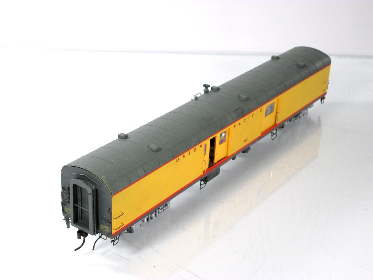 HO Scale **UNION PACIFIC** Baggage Express Car, UP 5611 - Rapido 106087, Lighted