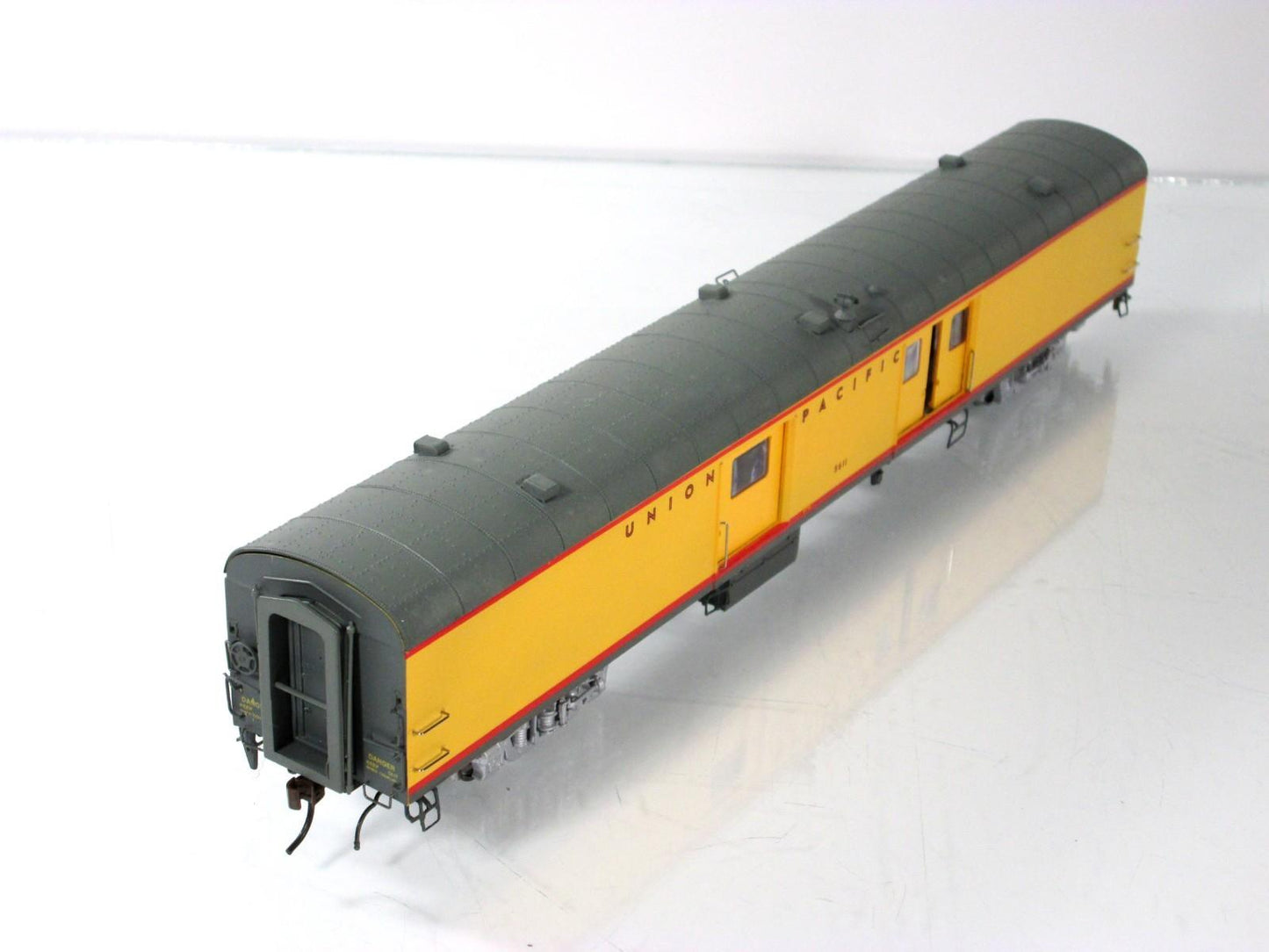 HO Scale **UNION PACIFIC** Baggage Express Car, UP 5611 - Rapido 106087, Lighted