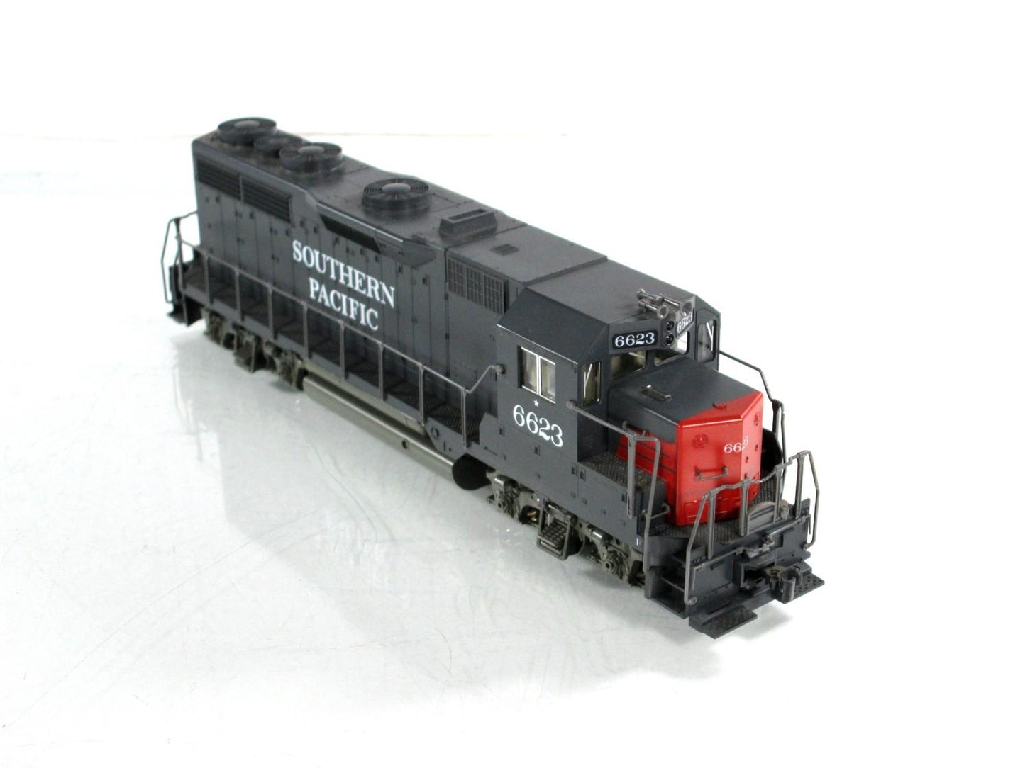 HO Scale ***SOUTHERN PACIFIC*** GP35 Phase 1, SP 6623 -- Kato 37-3008, DCC Ready