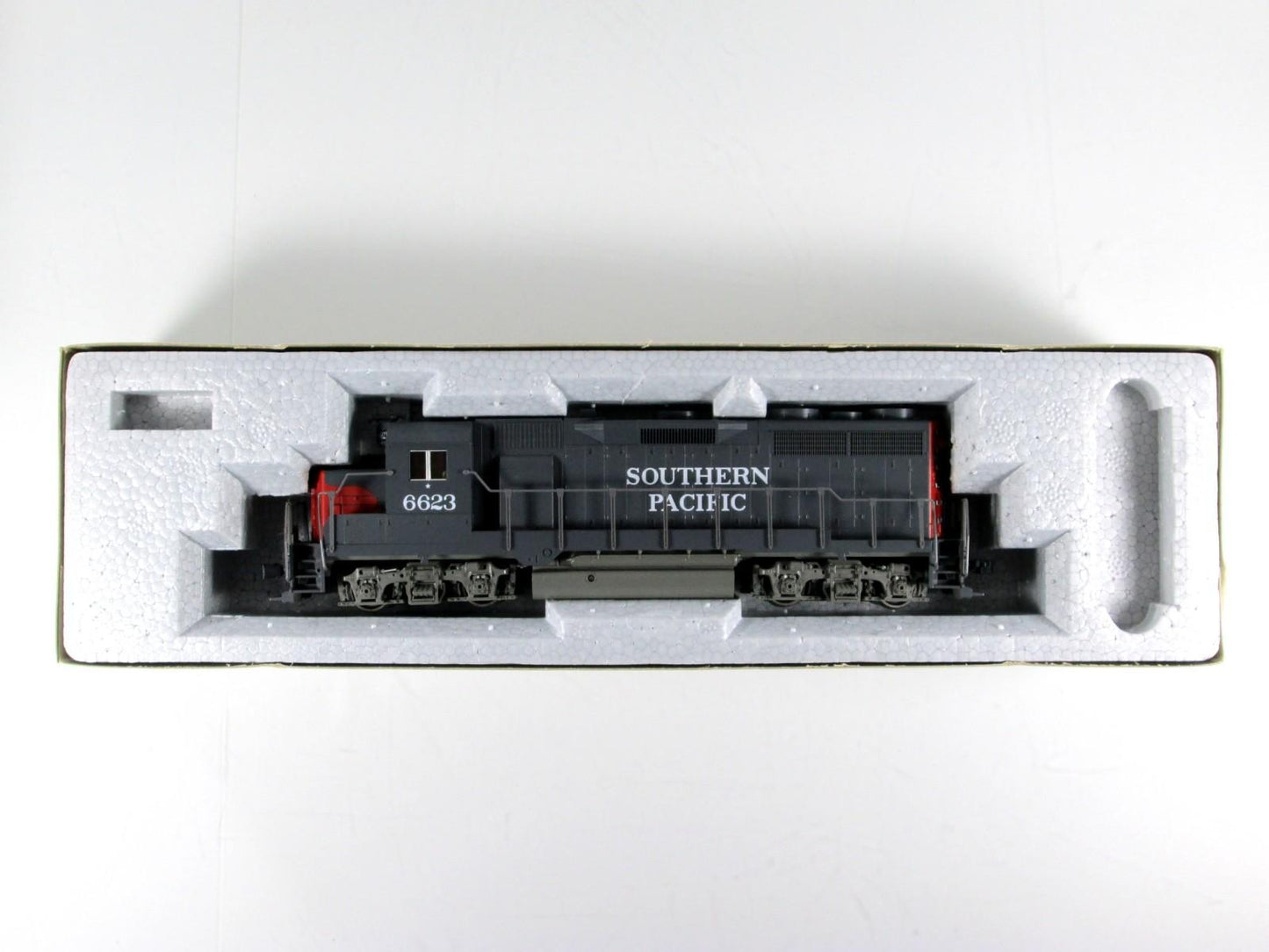 HO Scale ***SOUTHERN PACIFIC*** GP35 Phase 1, SP 6623 -- Kato 37-3008, DCC Ready