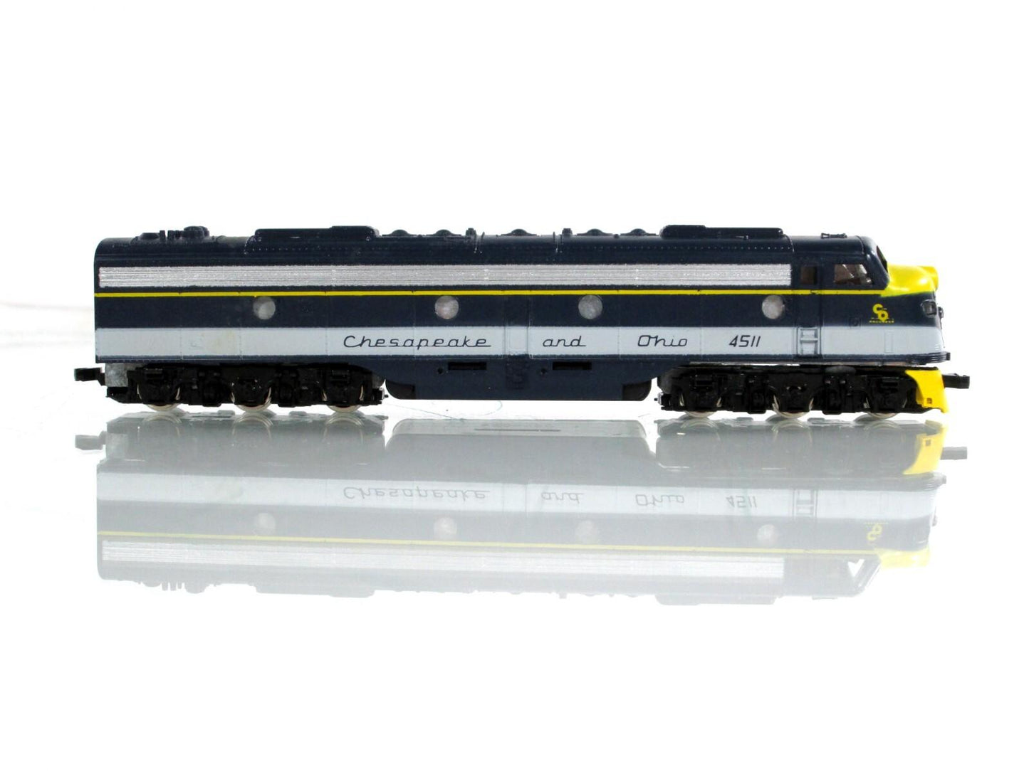 N Scale ***CHESAPEAKE & OHIO*** E8 Locomotive #4511 - Con-Cor 2730, Knuckle Cplr