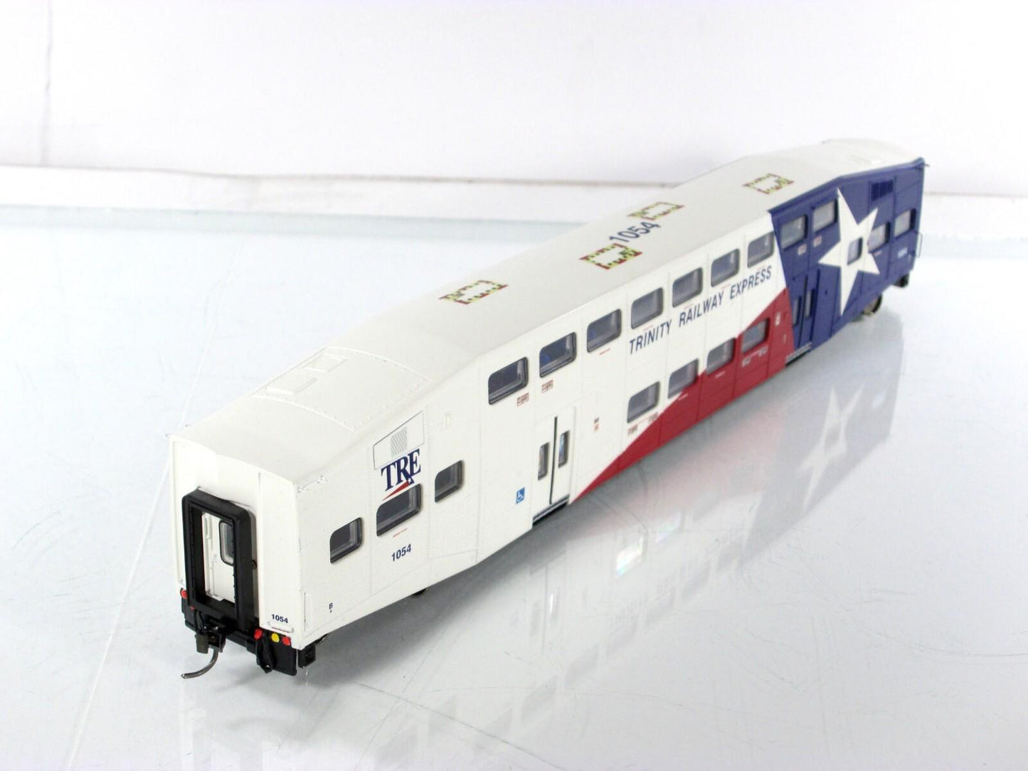 HO Scale ***TRINITY RAILWAY EXPRESS*** Bombardier Coach, TRE 1054 -Athearn 25715