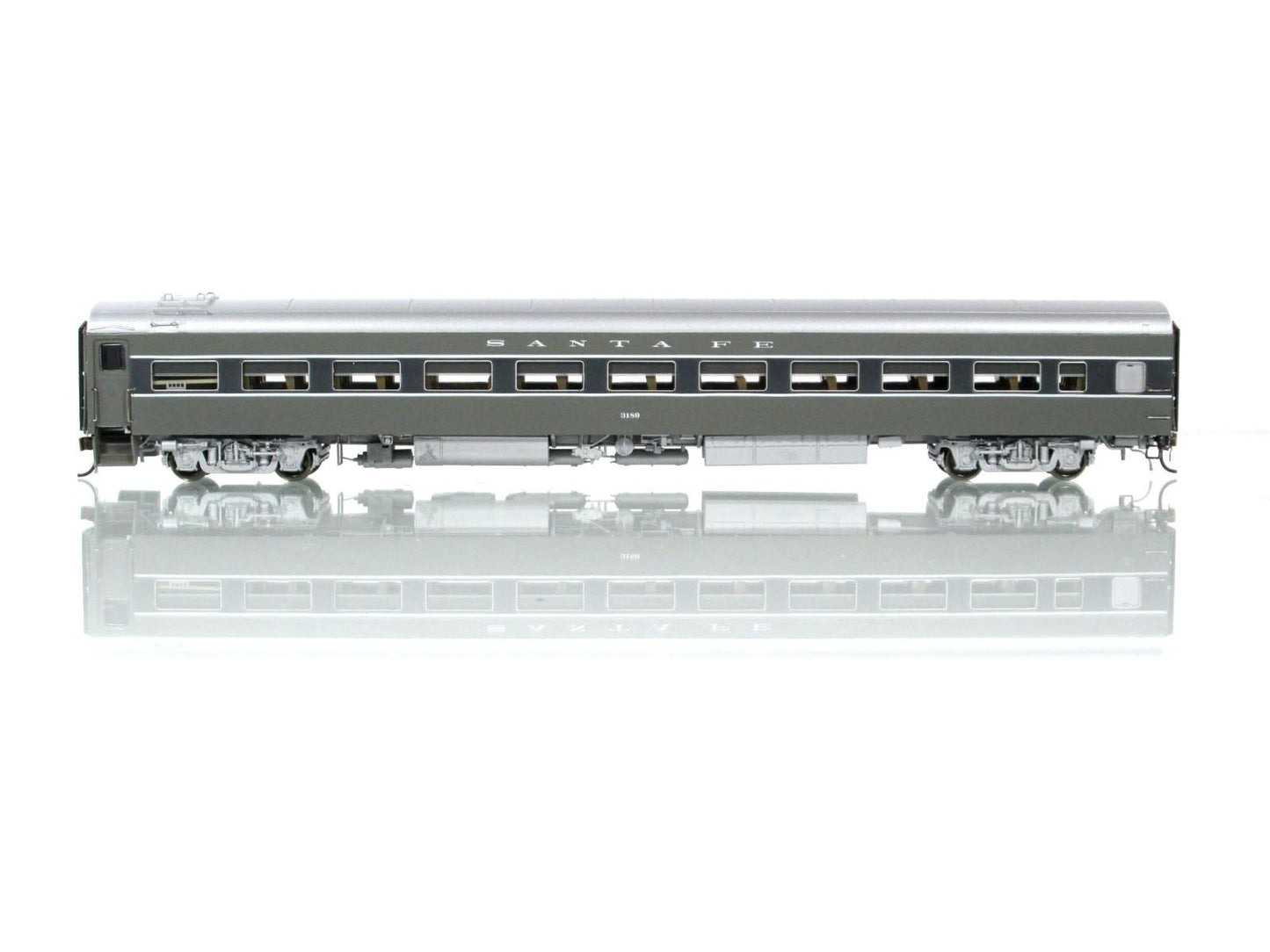 HO Scale ***SANTA FE*** Passenger Coach, ATSF 3189 ------ Rapido 100104, Lighted