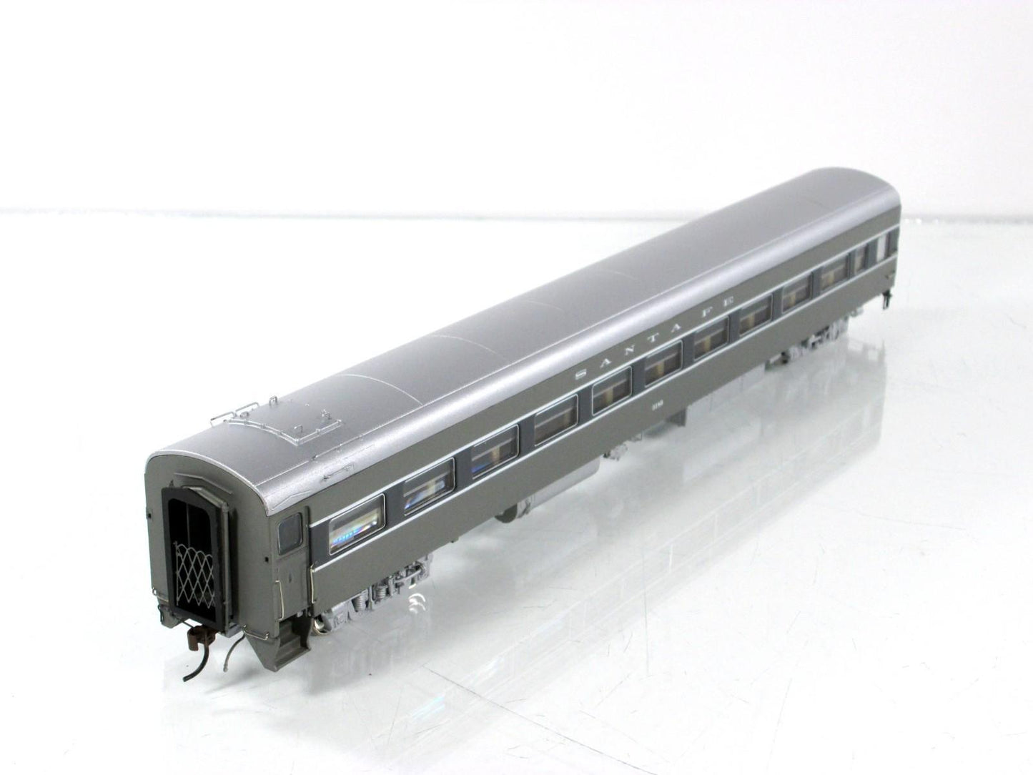 HO Scale ***SANTA FE*** Passenger Coach, ATSF 3189 ------ Rapido 100104, Lighted