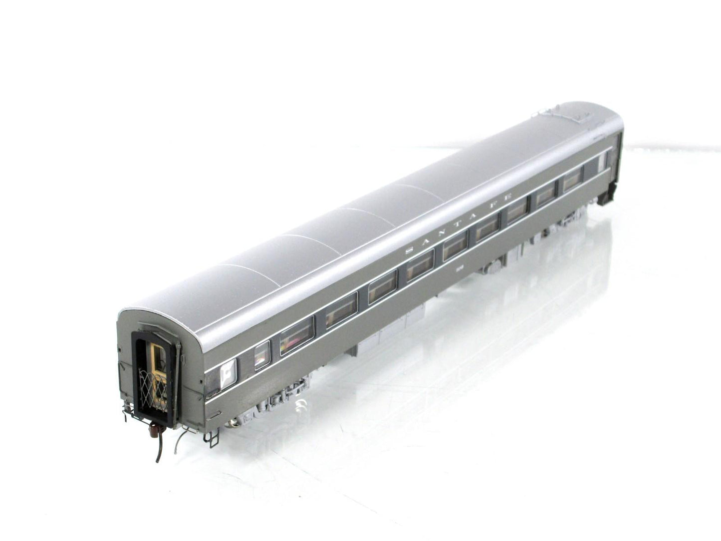 HO Scale ***SANTA FE*** Passenger Coach, ATSF 3189 ------ Rapido 100104, Lighted