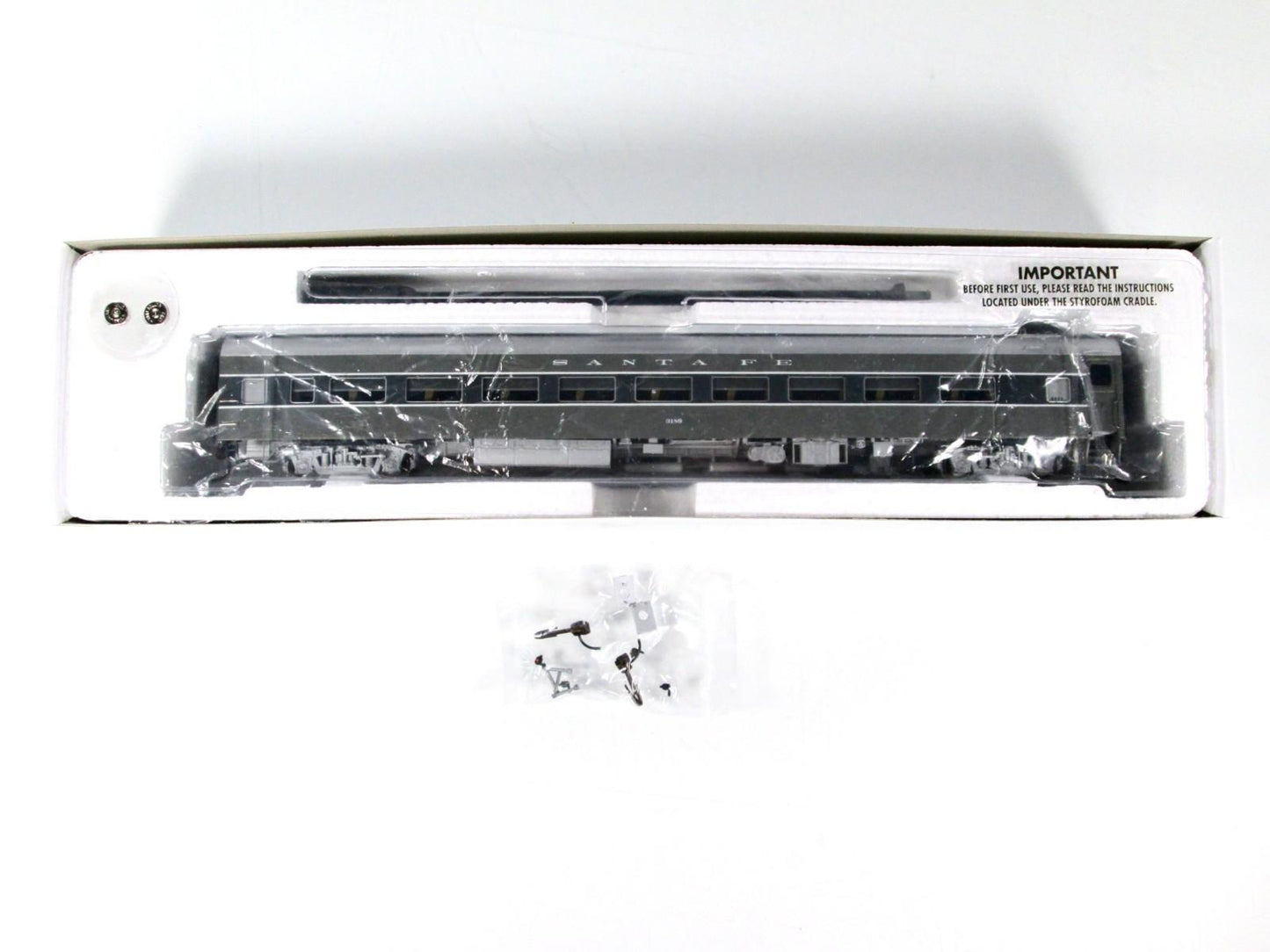 HO Scale ***SANTA FE*** Passenger Coach, ATSF 3189 ------ Rapido 100104, Lighted