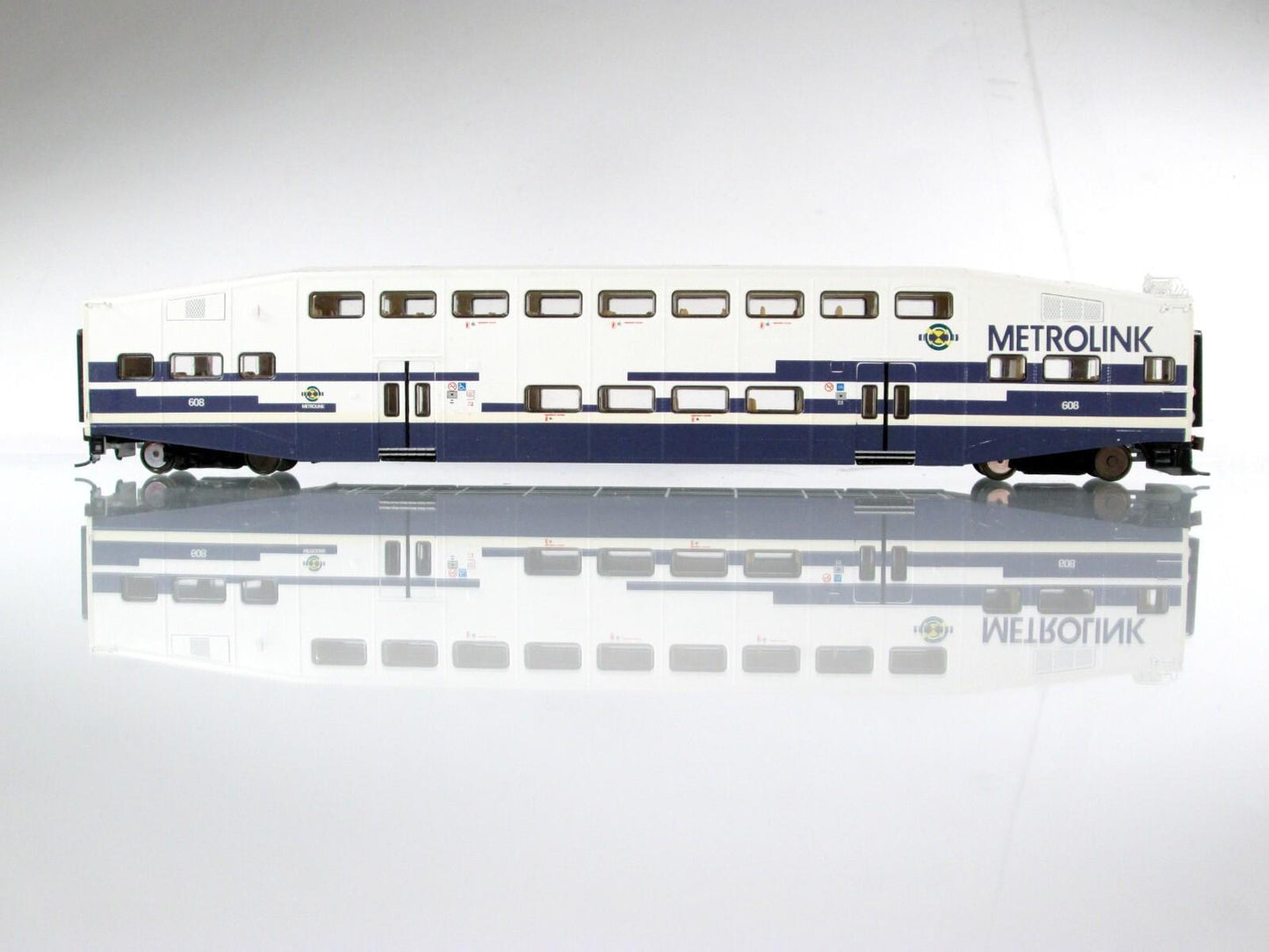 HO Scale ***METROLINK*** Bombardier Commuter Control Car #618 ---- Athearn 25952