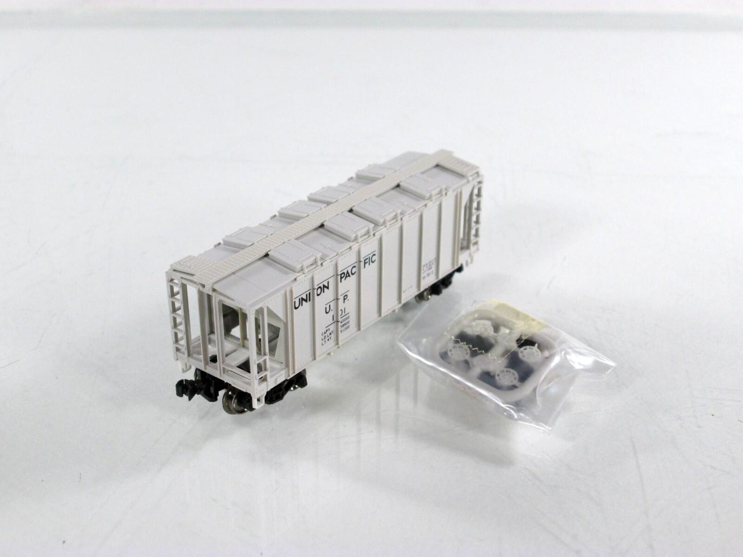 N Scale ***UNION PACIFIC*** ACF 2-Bay Covered Hopper 4-Pack - Kato 186-0111,0112