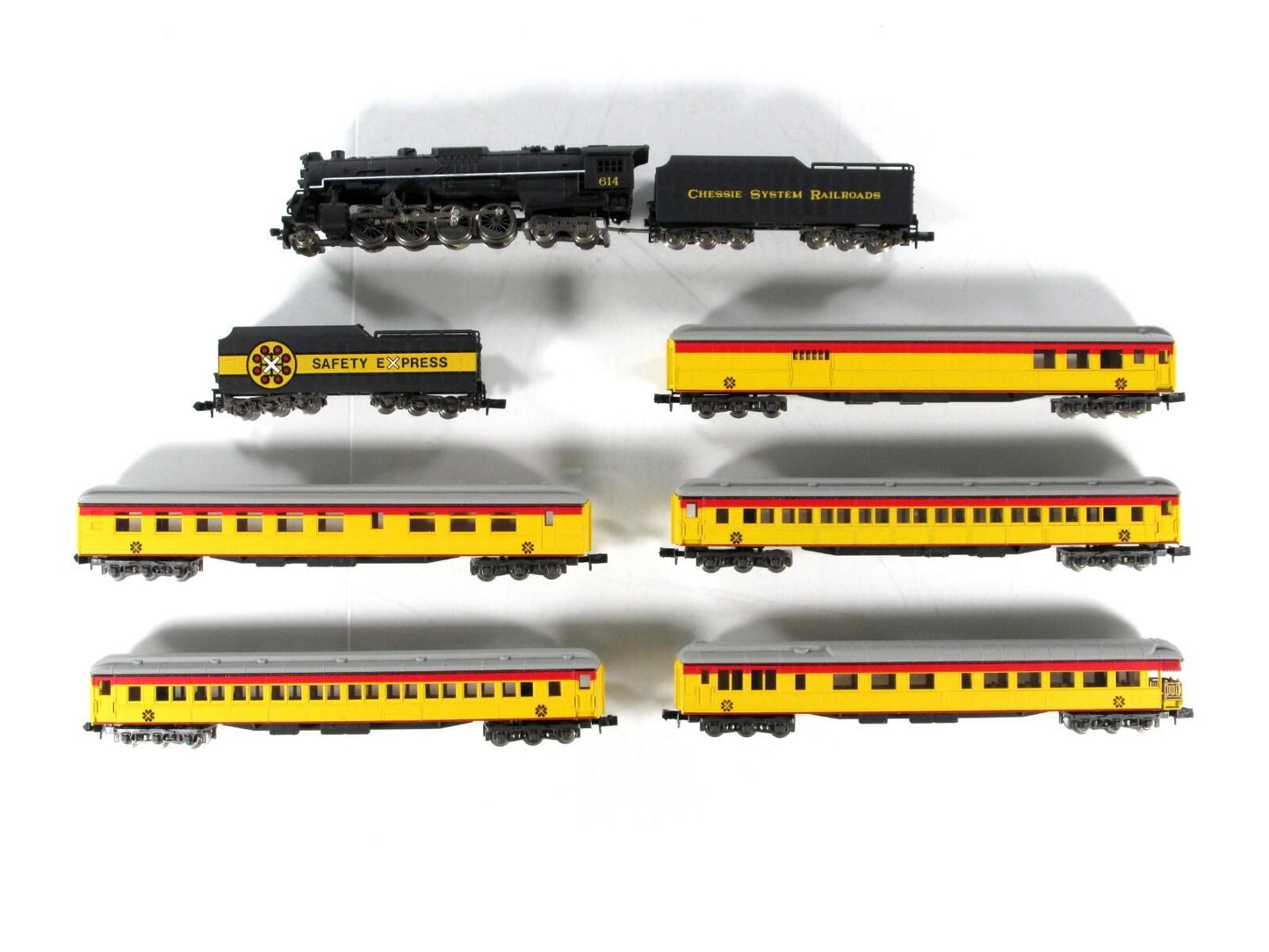N Scale ***CHESSIE SAFETY EXPRESS*** Locomotive & Passenger Set --Con-Cor 008510