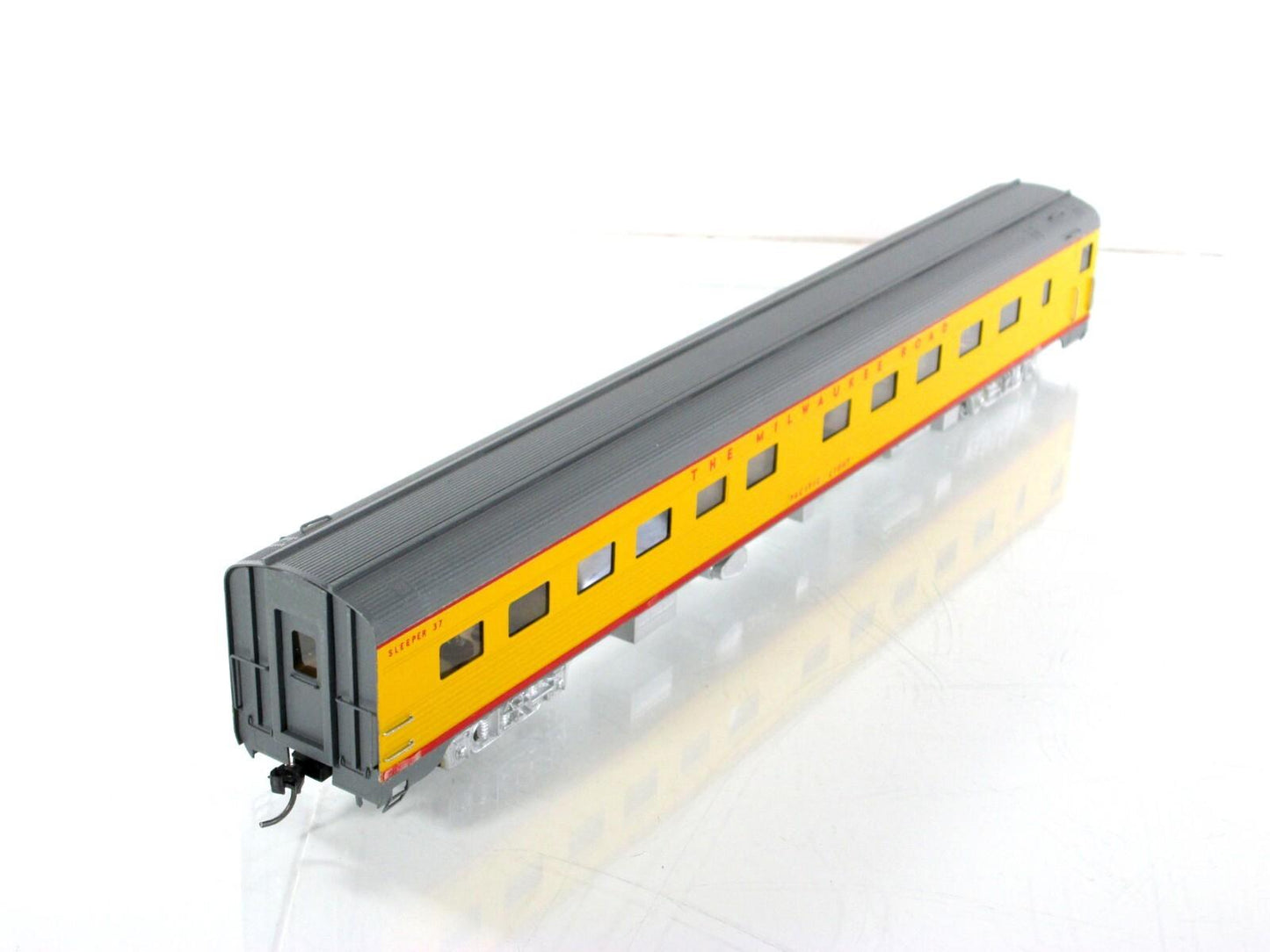 HO Scale BRASS ***UP - MILW*** PACIFIC LIGHT Sleeper #37 - Soho 0491, Knuckle Cp