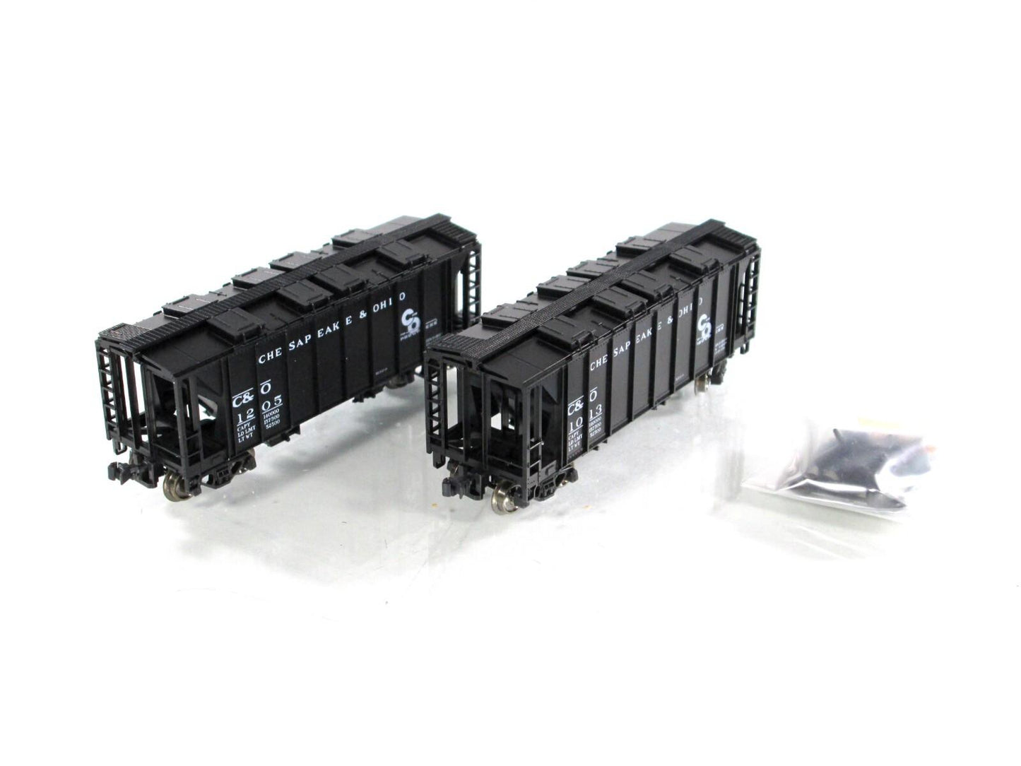 N Scale ***CHESAPEAKE & OHIO*** 2-Bay Covered Hoppers #1205,1013 - Kato 186-0104