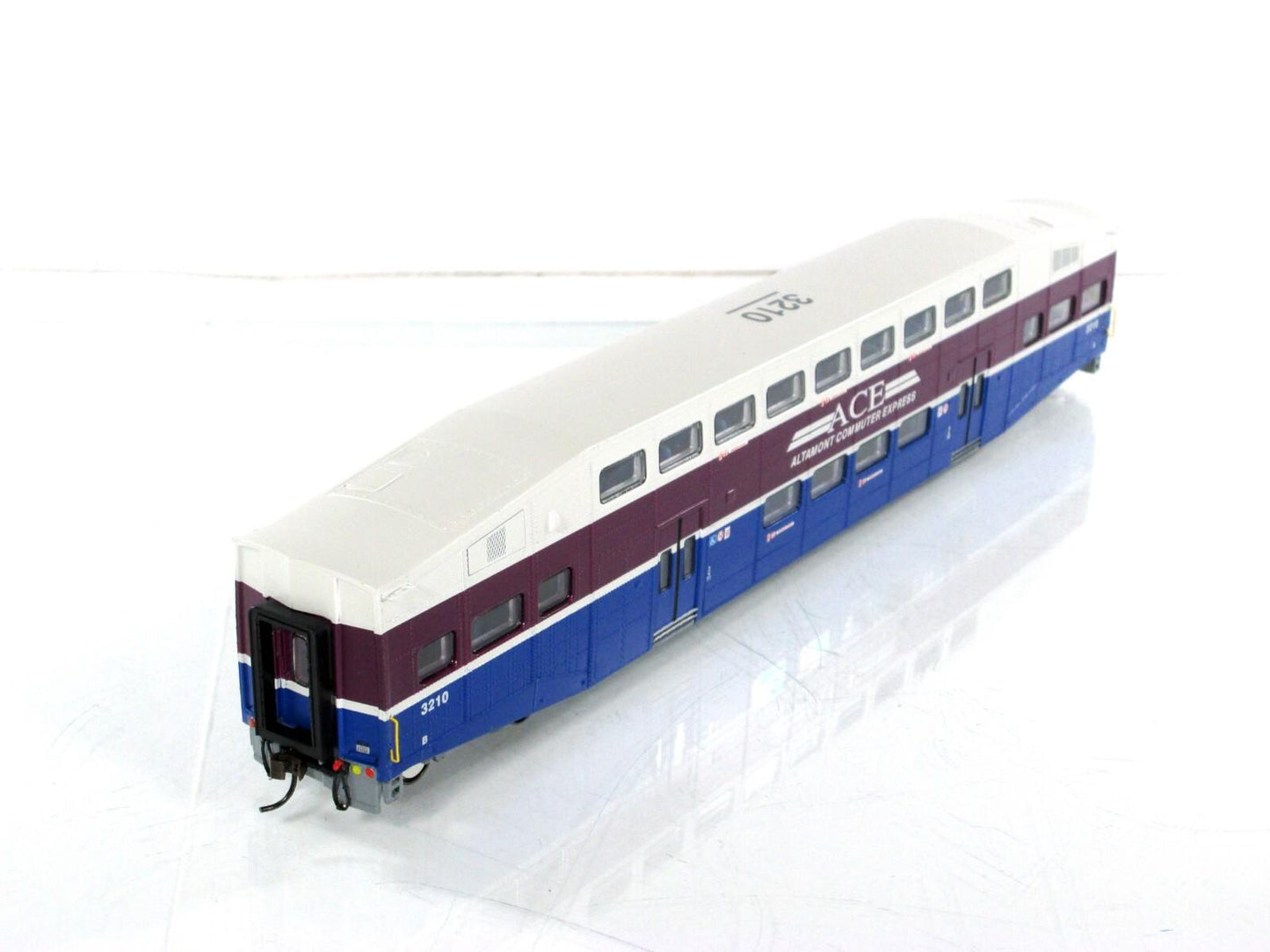 HO Scale ***ALTAMONT COMMUTER EXPRESS*** Bombardier Coach #3210 -- Athearn 25704