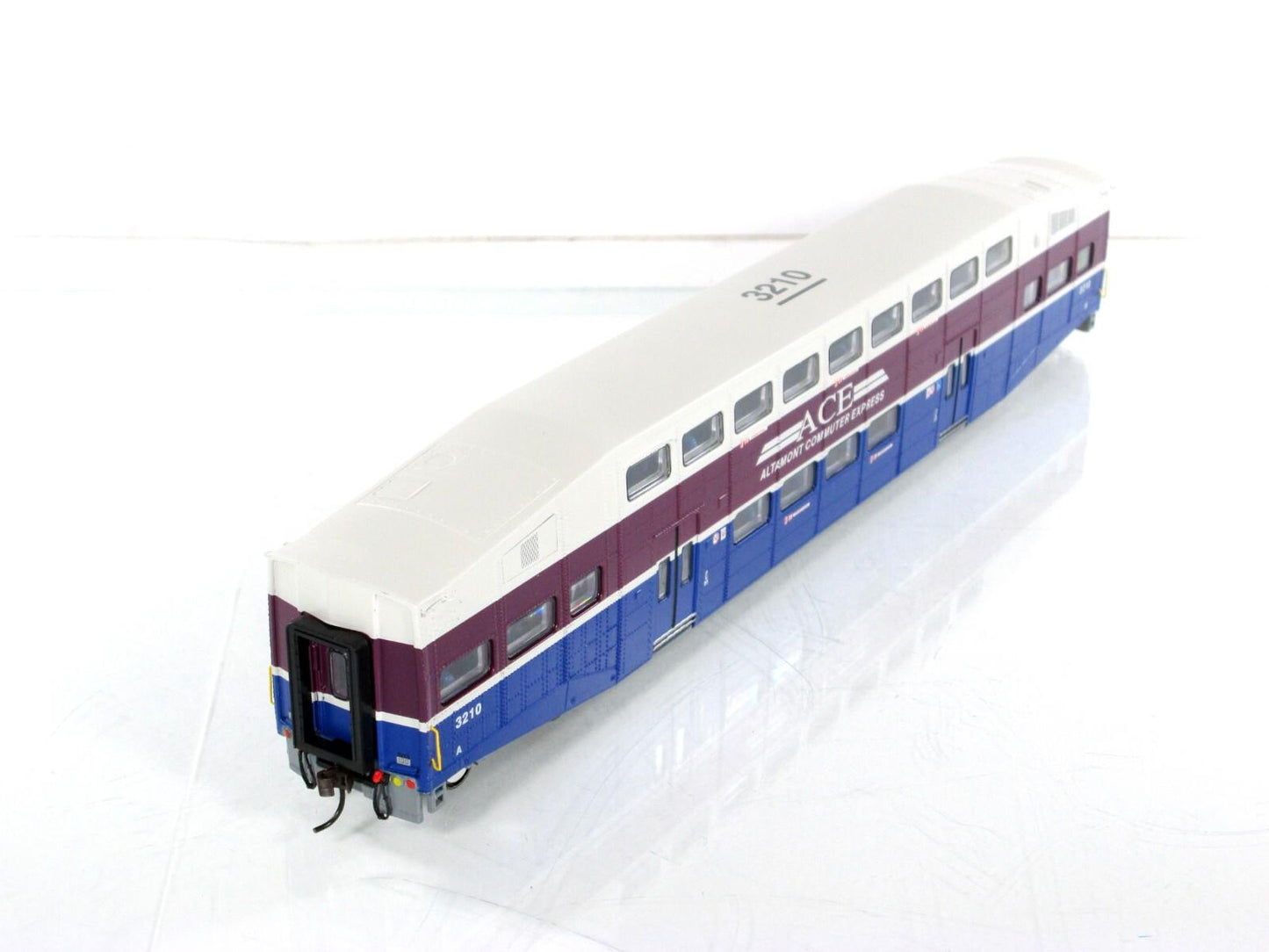 HO Scale ***ALTAMONT COMMUTER EXPRESS*** Bombardier Coach #3210 -- Athearn 25704