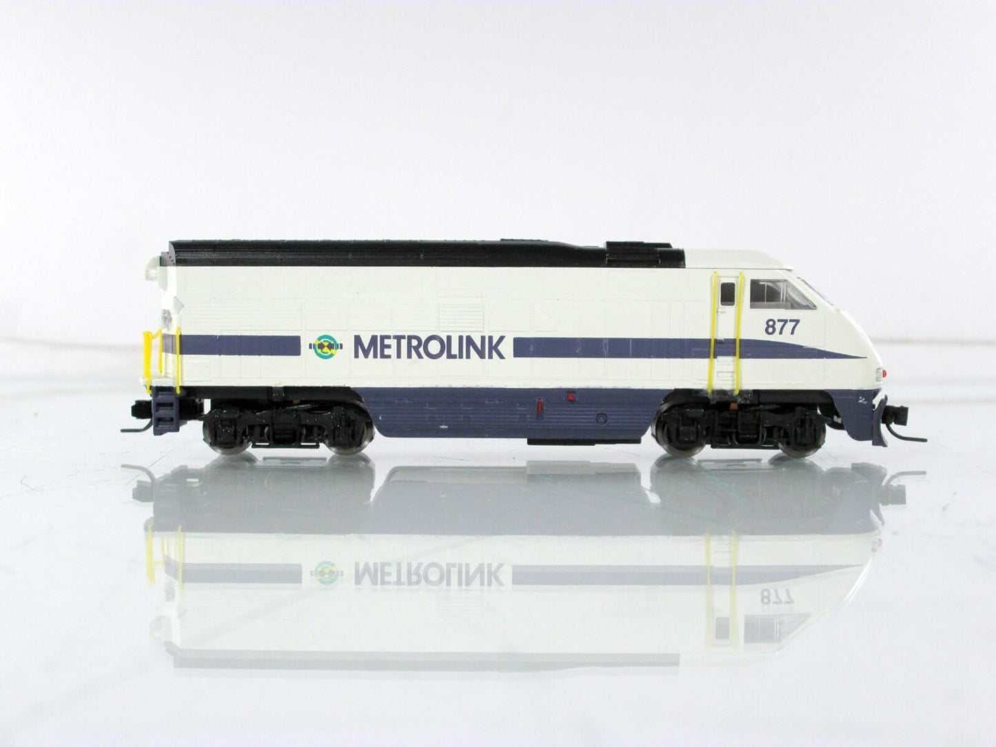 N Scale ***METROLINK*** Bombardier F59PHI Diesel Locomotive #877 ----- Athearn 2
