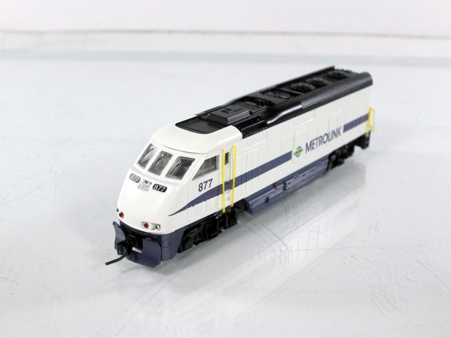 N Scale ***METROLINK*** Bombardier F59PHI Diesel Locomotive #877 ----- Athearn 2