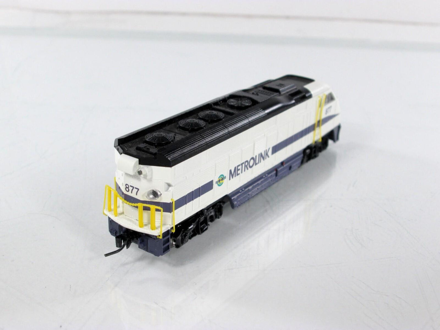 N Scale ***METROLINK*** Bombardier F59PHI Diesel Locomotive #877 ----- Athearn 2