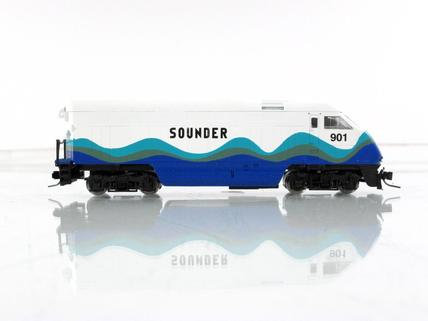 N Scale ***SEATTLE SOUNDER*** Bombardier F59PHI Locomotive #901 -- Athearn 10014
