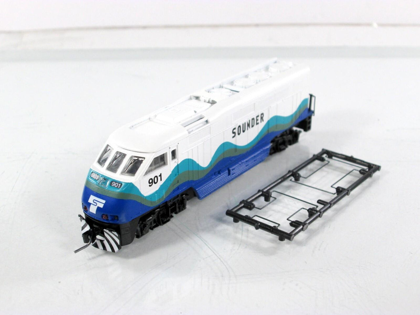 N Scale ***SEATTLE SOUNDER*** Bombardier F59PHI Locomotive #901 -- Athearn 10014
