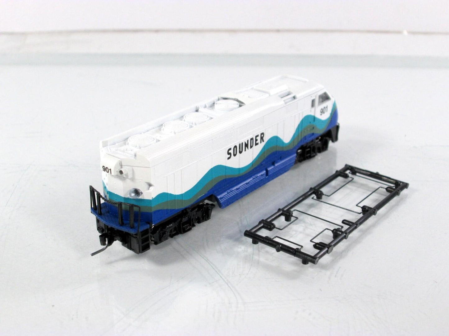 N Scale ***SEATTLE SOUNDER*** Bombardier F59PHI Locomotive #901 -- Athearn 10014