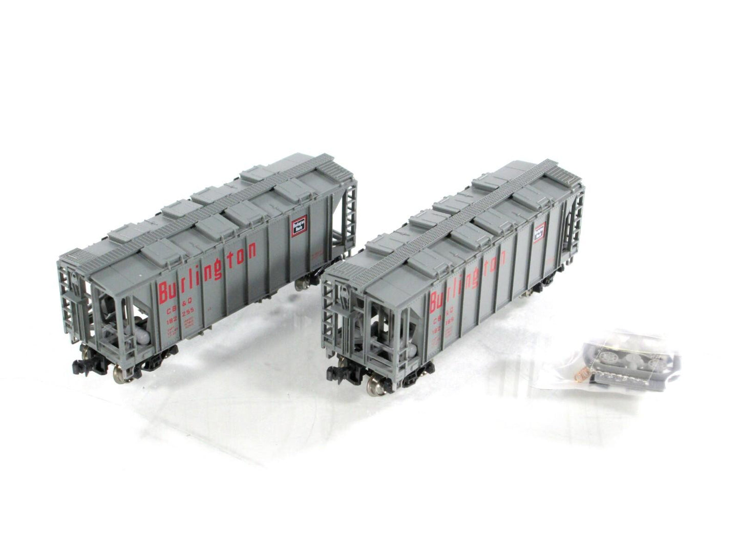 N Scale ***BURLINGTON, CB&Q*** 2-Bay Hoppers #182255,182389 ------ Kato 186-0107