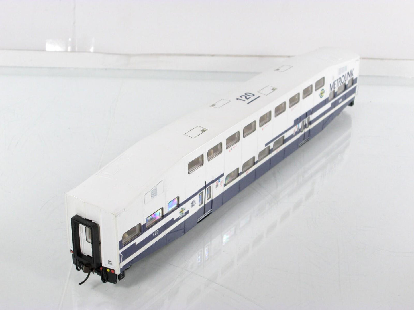 HO Scale **METROLINK** Bombardier Passenger Commuter Coach #120 --- Athearn 2567