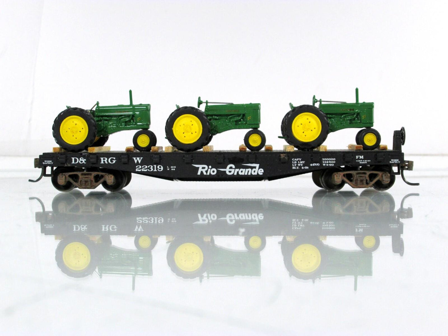 HO Scale ***RIO GRANDE*** 40' Flat Car #22319, w/ JOHN DEERE Tractors -- Athearn