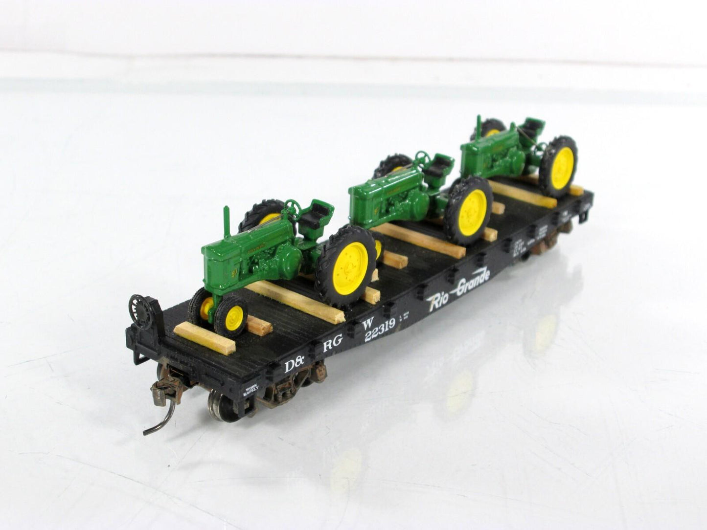 HO Scale ***RIO GRANDE*** 40' Flat Car #22319, w/ JOHN DEERE Tractors -- Athearn