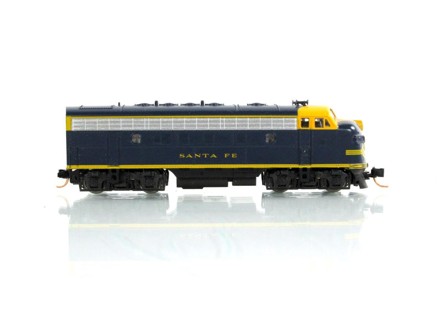 N Scale ***SANTA FE*** EMD F7A Freight Locomotive #235 - Kato 176-0402, MTL Cplr