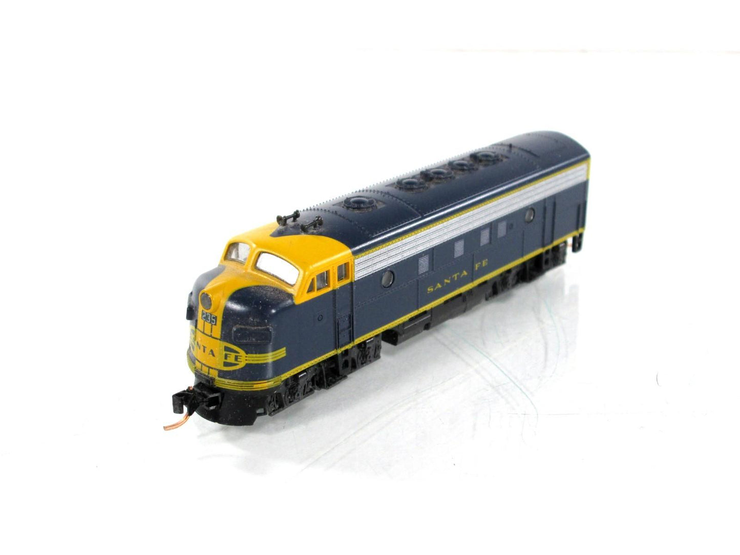 N Scale ***SANTA FE*** EMD F7A Freight Locomotive #235 - Kato 176-0402, MTL Cplr