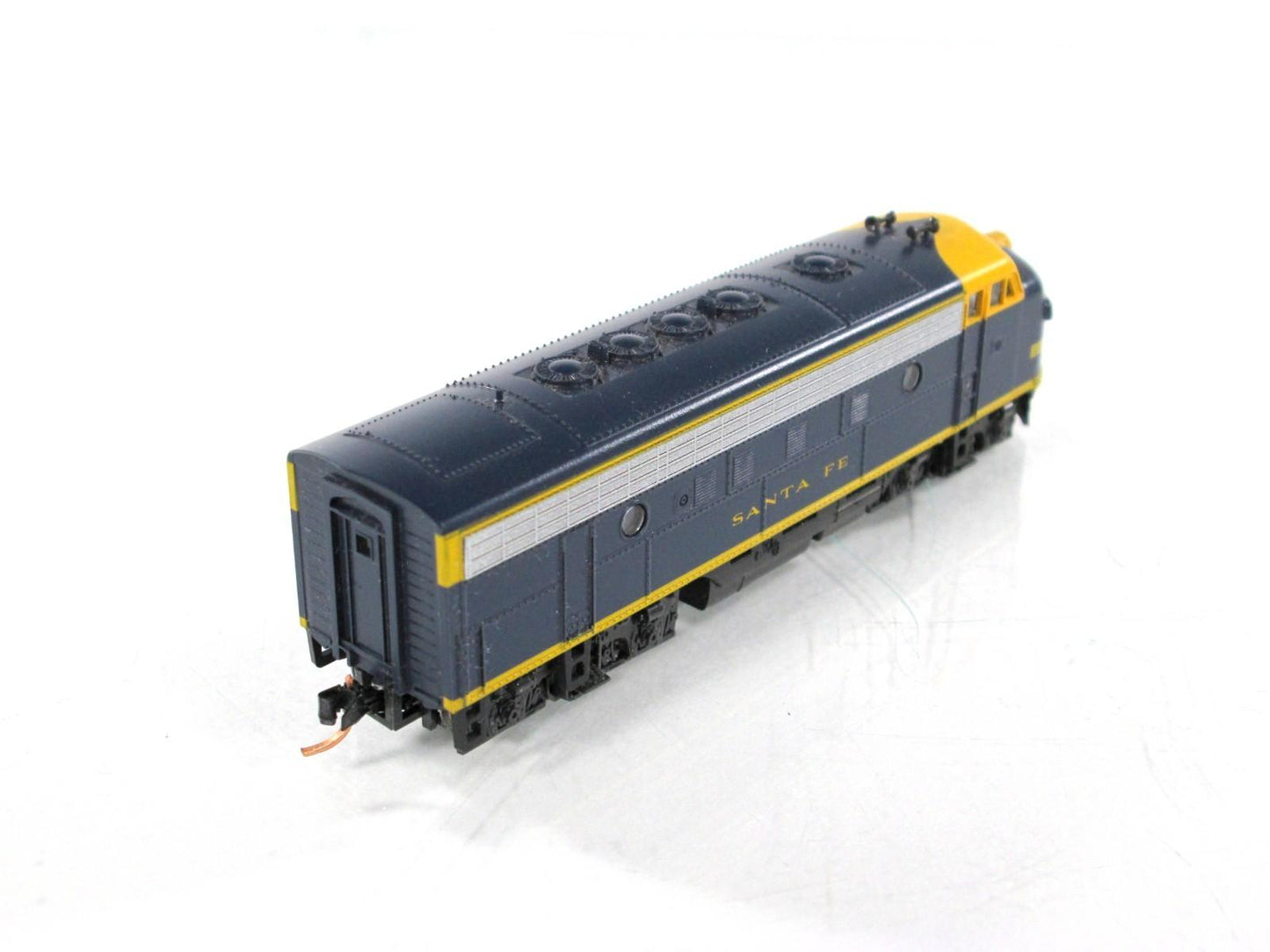 N Scale ***SANTA FE*** EMD F7A Freight Locomotive #235 - Kato 176-0402, MTL Cplr