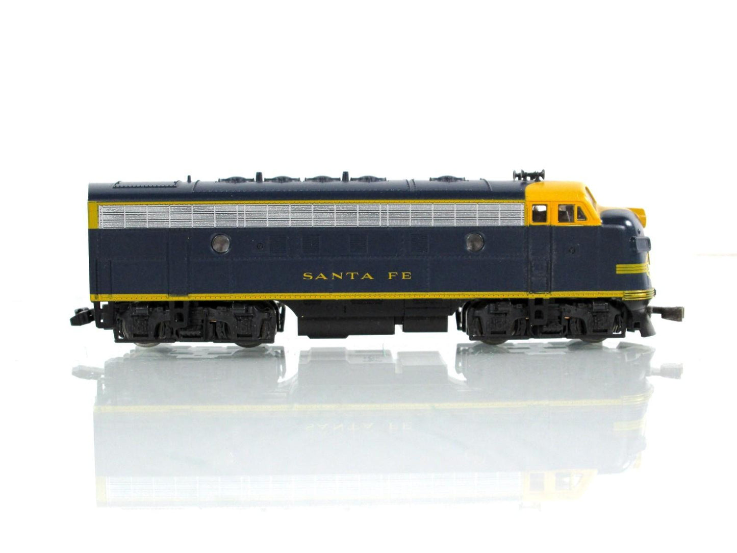 N Scale ***SANTA FE*** EMD F7A Diesel Freight Locomotive #272 ---- Kato 176-0910