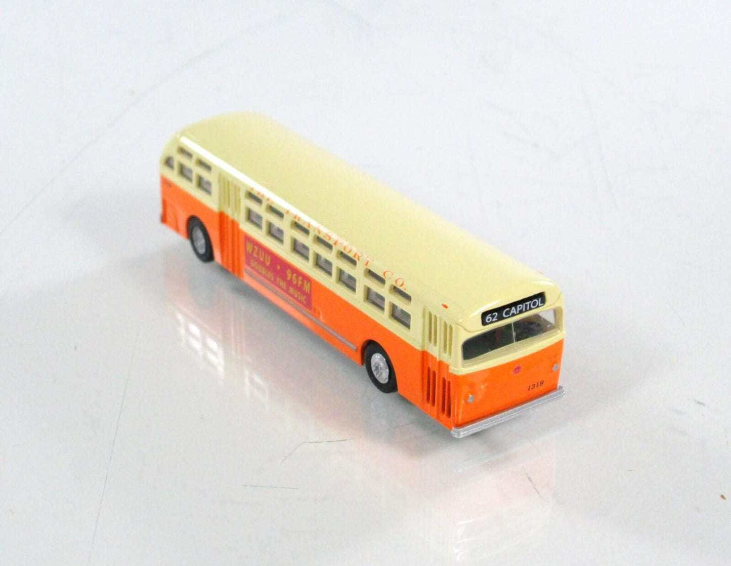N Scale **MILWAUKEE & SUBURBAN** Transit Coach #1319 w/ Ad -WHEELS of TIME 90381