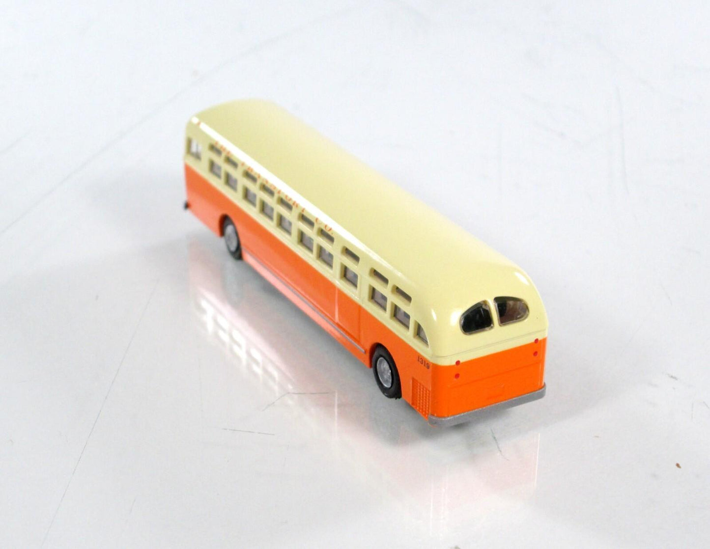 N Scale **MILWAUKEE & SUBURBAN** Transit Coach #1319 w/ Ad -WHEELS of TIME 90381