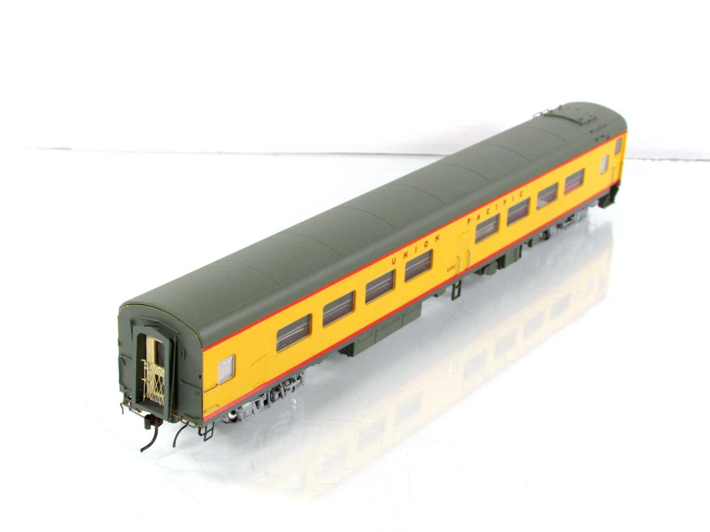 HO Scale ***UNION PACIFIC*** Cafe-Bar-Lounge #6201 ------ Rapido 103050, Lighted