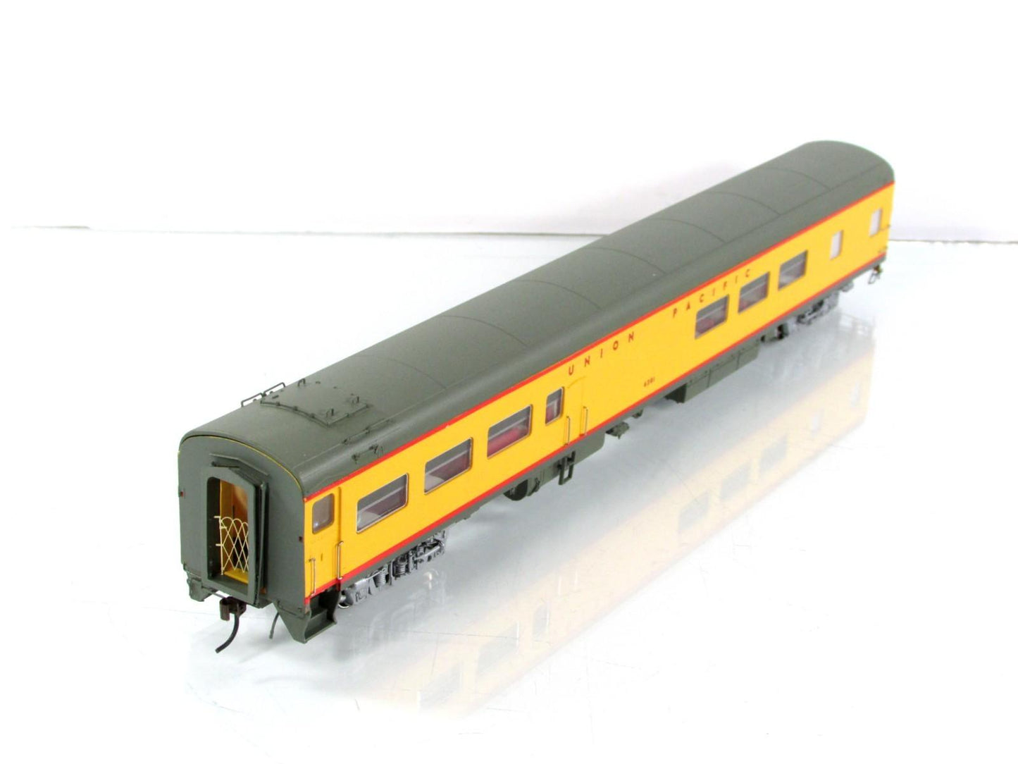 HO Scale ***UNION PACIFIC*** Cafe-Bar-Lounge #6201 ------ Rapido 103050, Lighted