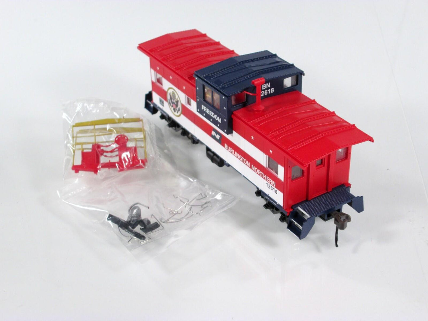 HO Scale **BURLINGTON NORTHERN FREEDOM** Caboose #12618 -Atlas 1913, Knuckle Cpl
