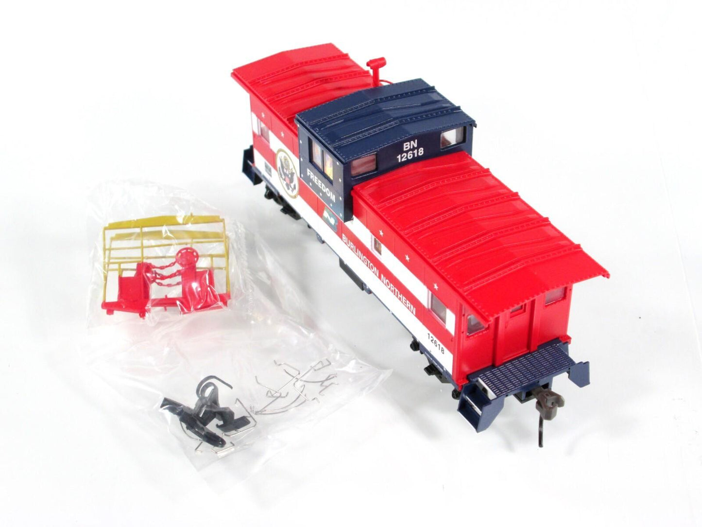 HO Scale **BURLINGTON NORTHERN FREEDOM** Caboose #12618 -Atlas 1913, Knuckle Cpl