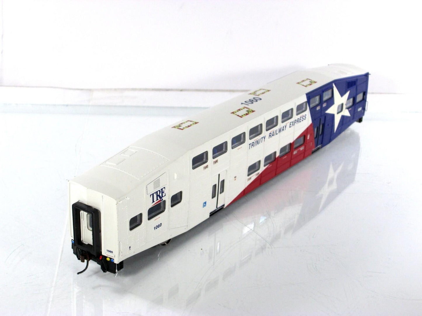 HO Scale ***TRINITY RAILWAY EXPRESS*** Bombardier Coach, TRE 1060 -Athearn 25729
