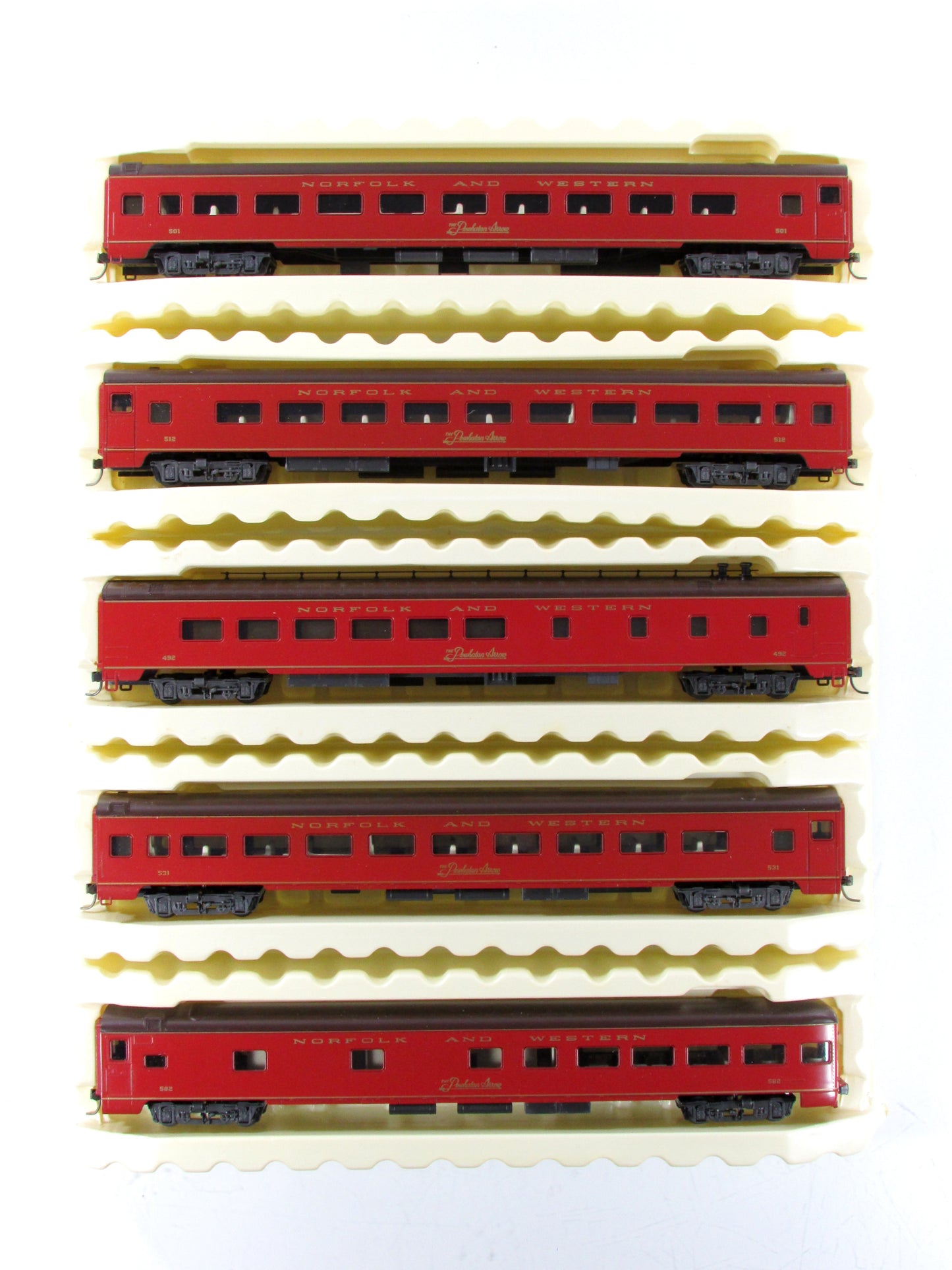 HO Scale *N&W POWHATAN ARROW* Passenger 5-Set - Bachmann 43-1290, Knuckle Cplrs