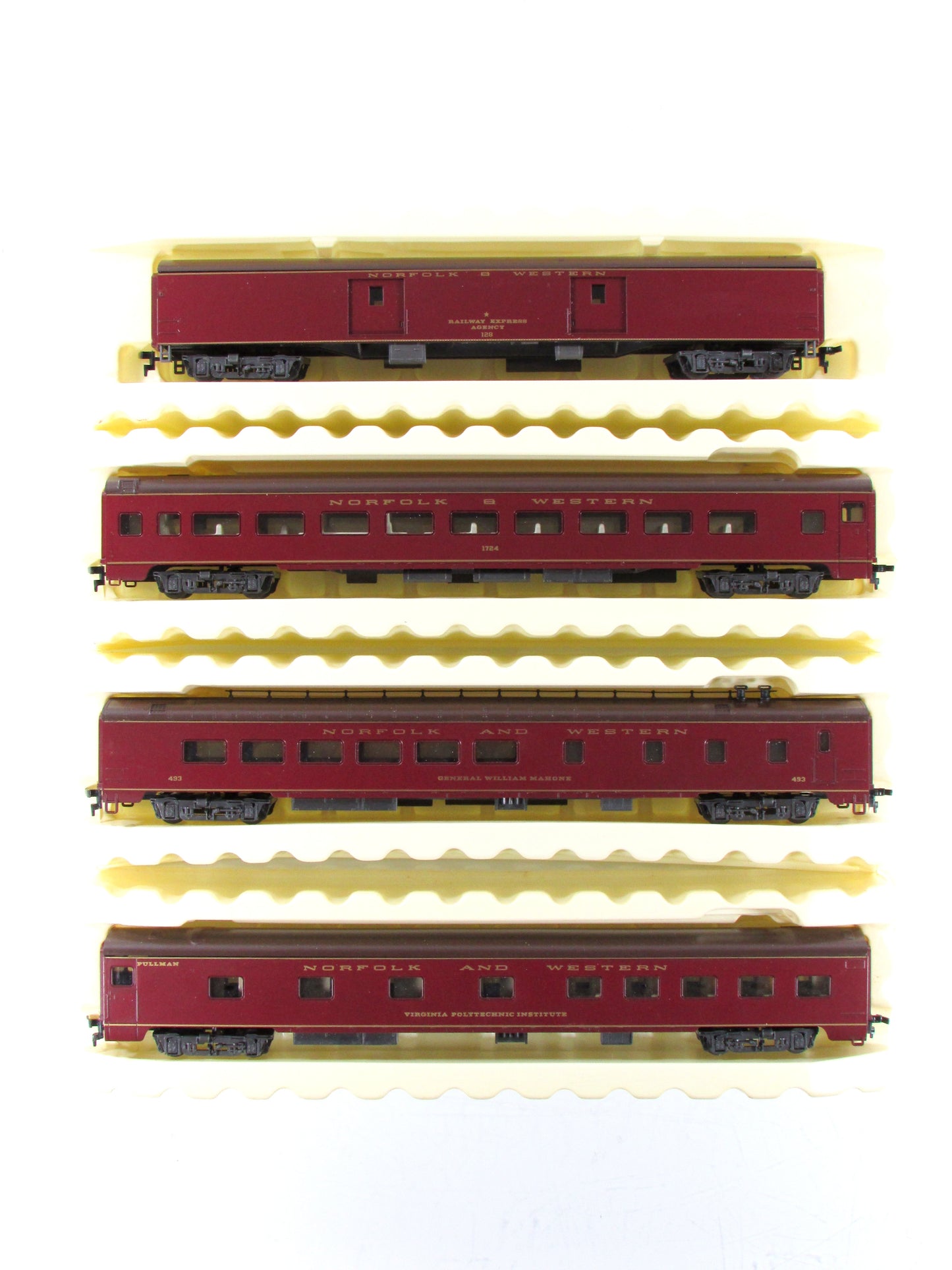 HO Scale *N&W POWHATAN ARROW* Passenger 4-Set - Bachmann 43-1291, Knuckle Cplrs