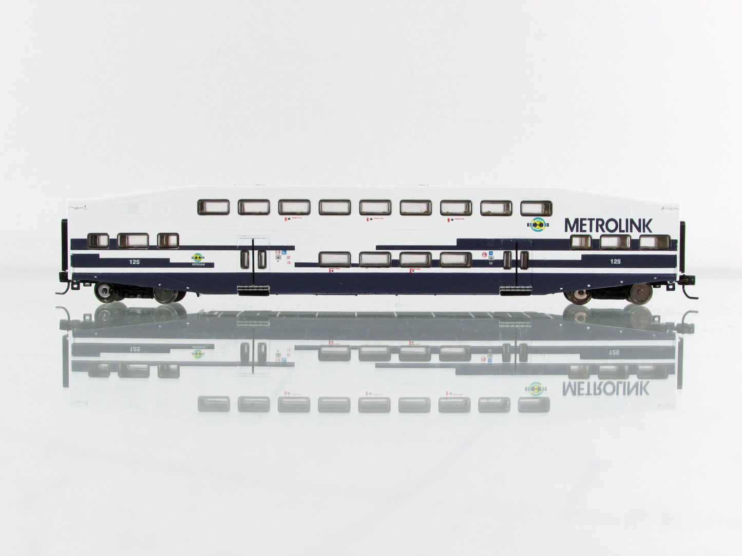 N Scale ***METROLINK*** Bi-Level Bombardier Coach #125 - Athearn 10174 **RARE