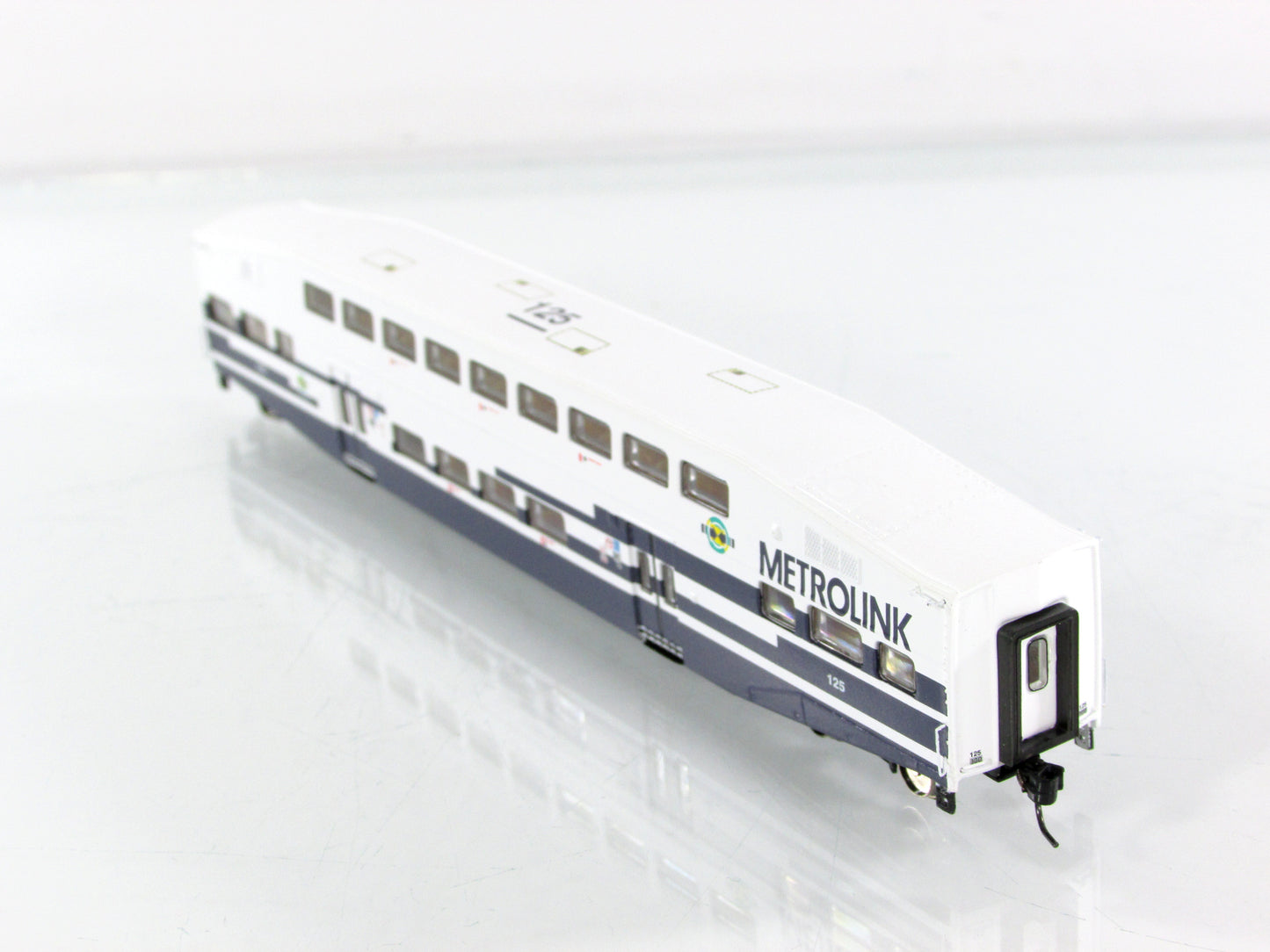 N Scale ***METROLINK*** Bi-Level Bombardier Coach #125 - Athearn 10174 **RARE