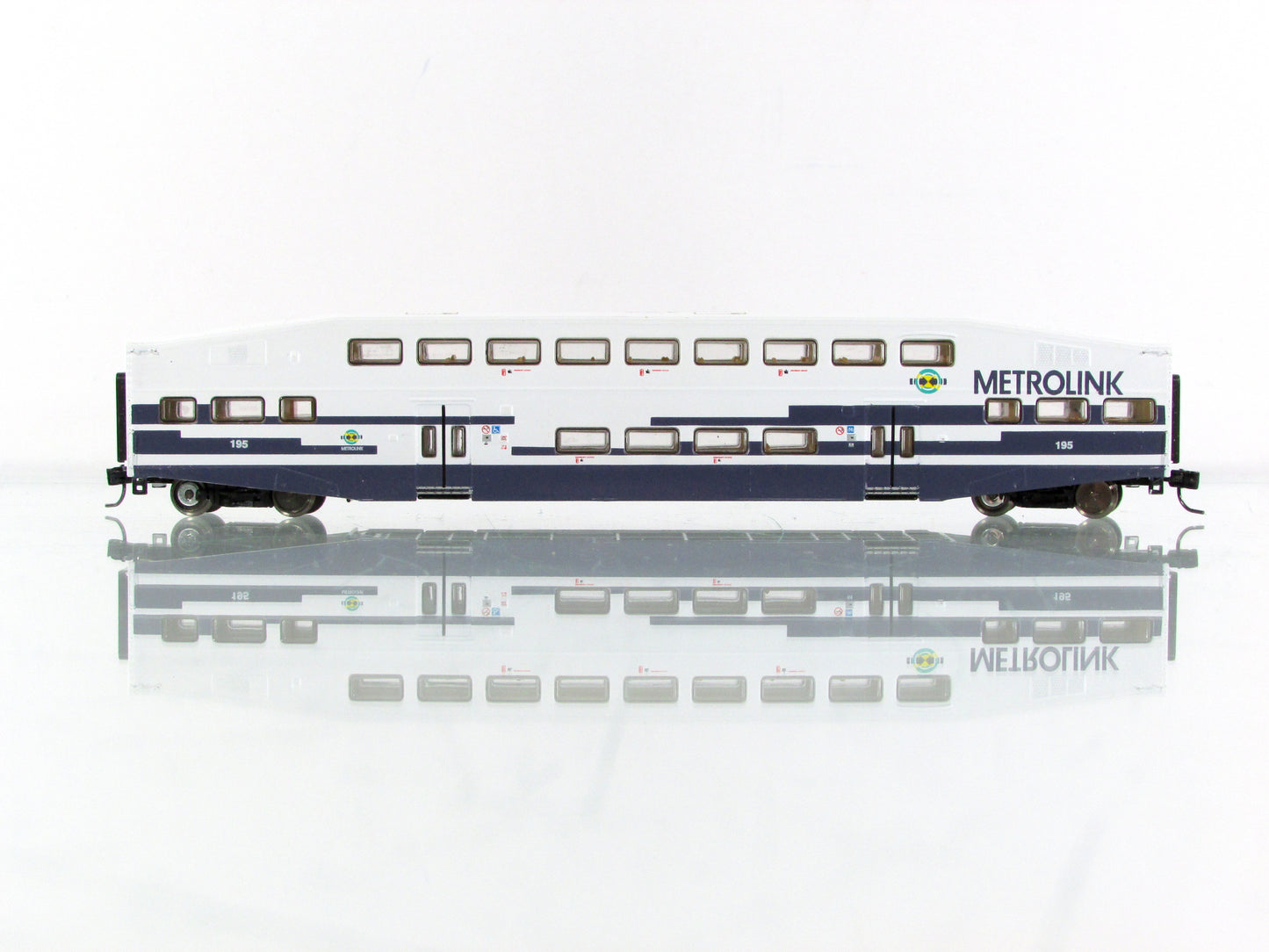 N Scale ***METROLINK*** Bi-Level Bombardier Coach #195 - Athearn 10178 **RARE