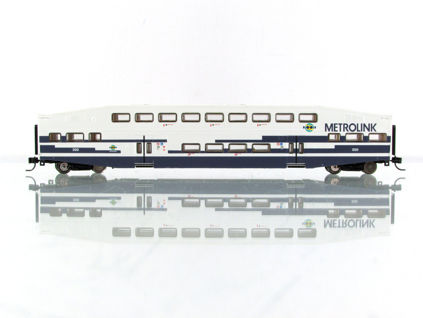 N Scale ***METROLINK*** Bi-Level Bombardier Coach #200 - Athearn 26013 **RARE