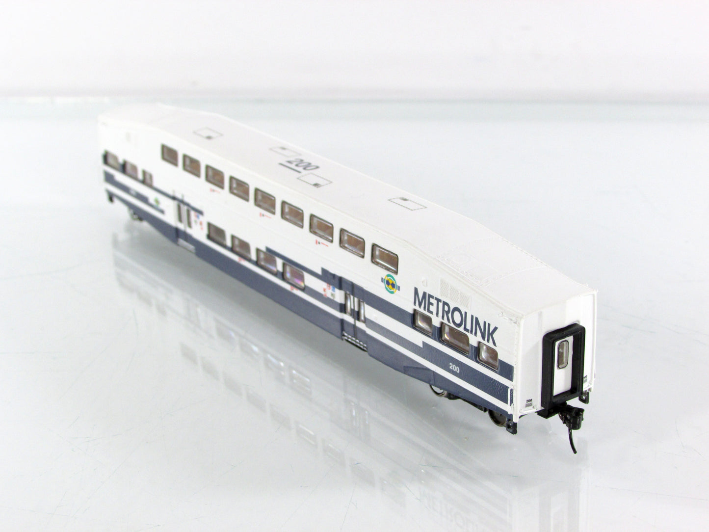 N Scale ***METROLINK*** Bi-Level Bombardier Coach #200 - Athearn 26013 **RARE